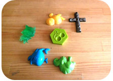 1. 도구 만들기 1) 도구 선택
                ①정확한 형태를 가진 사물을 선택한다.
②손으로 만졌을 때 형태가 변형되지 않는 사물을 선택한다. Tip 학습 목표로 사용 할 경우 주제에 따라 사물을 선택 할 수 있다. 예) 한글 공부 ? 자음, 그리고 모음 글자