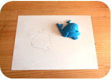 2) 게임 판 만들기
①도화지에 자신이 선택한 사물을 놓고 테두리를 그린다. Tip
?장애 정도에 따라 도화지에 그릴 사물의 개수를 교사가 정해준다. (3~6개)
?너무 많은 도형을 그릴 경우 집중력이 낮은 친구는 게임으로 부 터의 이탈 행동을 자주 보여 줄 수 있다.