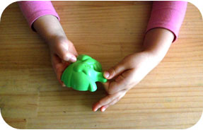 선택한 사물을 만져보고 관찰하는 모습