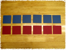 빨간색과 파란색 색지를 적당한 크기로 잘라 준비한 이미지