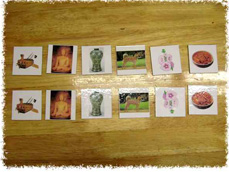 똑같은 그림을 두 장씩 준비하여 한 장은 빨간색 한 장은 파란색에 붙인 이미지