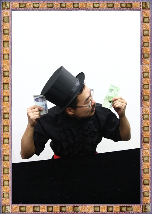 지폐 두장을 양손에 들고 있는 대이빅의 모습