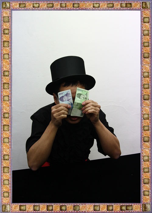 두장의 지페 중에서 한 장의 지폐가 빠져 나오면서 한바퀴를 돌게 됩니다. 
그다음 지폐를 잘 잡아당겨서 펼쳐주면 지폐의 위치가 바뀌게 된답니다.
