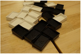 ①모든 타일을 뒷면이 보이게 테이블 가운데 놓는다.