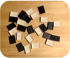 알파벳을 붙인 흰색 그리고 검정 블록을 알파벳이 보이지 않게 테이블 가운데에 섞어 놓는다.