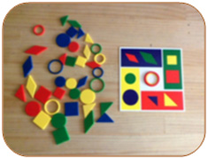 40개 도형 조각을 책상에 펼쳐 놓고 4장의 카드 중 한 장을 선택하여 모두가 볼 수 있게 책상 가
운데 놓는다.