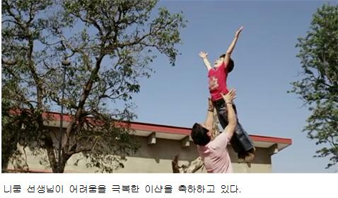 니쿰 선생님이 어려움을 극복한 이샨을 축하하고 있다.