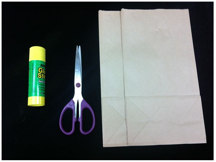 준비물 사진 : ① 가위, 풀, 종이 봉투 그리고 봉투 안에 미리 넣을 사탕이 필요해요 ② 종이 봉투는 햄버거 가게에 가면 구할 수 있어요. 햄버거 먹으면서 봉투 2장만 달라고 하면 어떨까요?