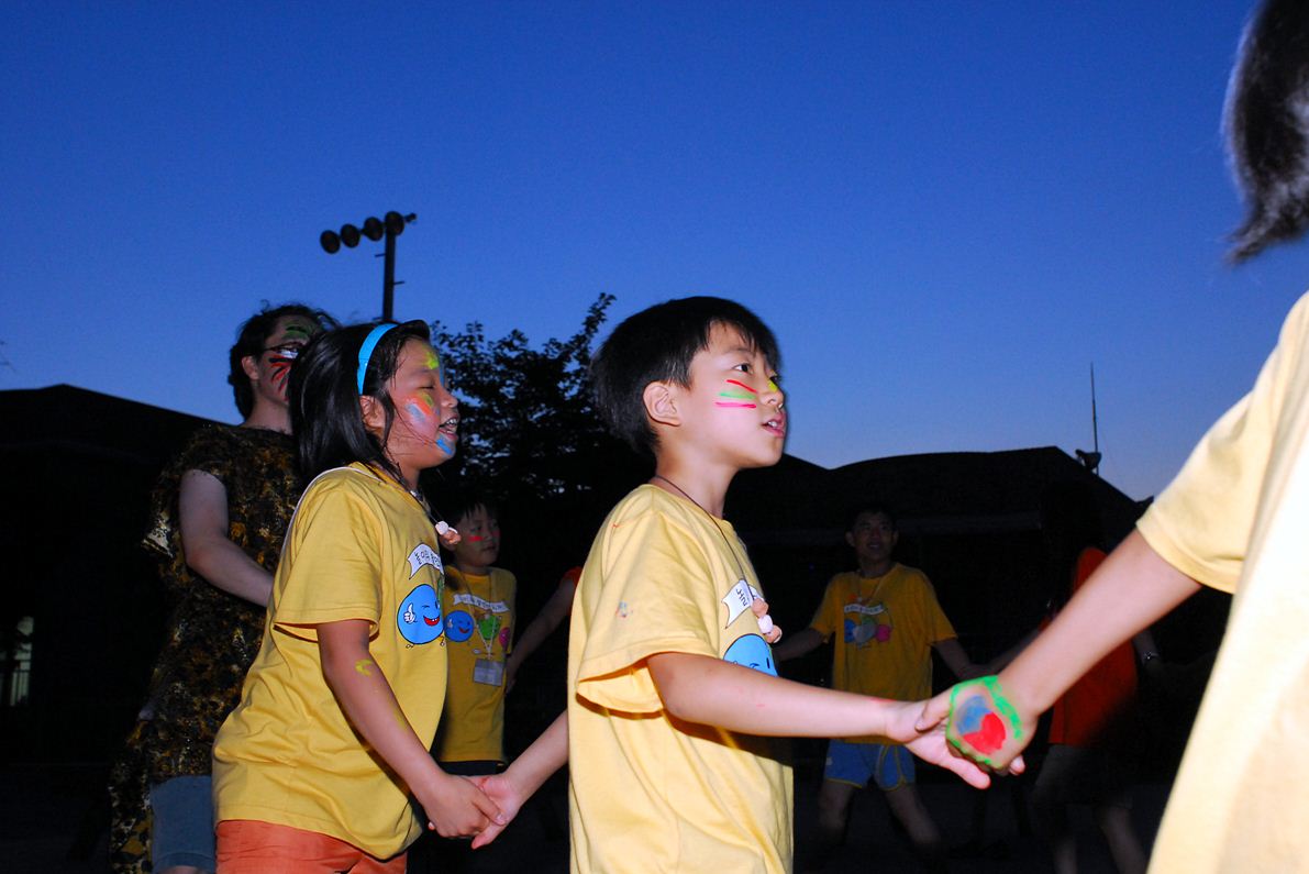 강강수월래하는 아이들의 모습입니다.