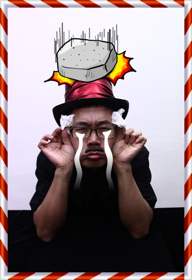 휴지를 몰래 손에 쥐고 있다가 찢어진 휴지랑 바꿔 치기 하는거에요. 바꿔치기 한 후 찢어진 휴지는 주머니에서 마법의 가루를 꺼내는 척 하면서 주머니에 넣는 거에요. 이래서 마술에서는 제스쳐가 정말 중요하답니다.