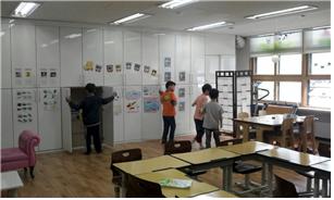 신발찾기 놀이에서 신발을 찾는 아이들입니다.