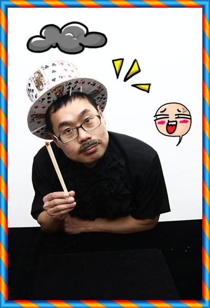 나무젓가락을 순식간에 뒤집어 주면서 같은 모양을 보여주는 것이 마치 젓가락의 양면을 다 보여주는 것처럼 느껴지게 하는 눈의 착각 이죠. 젓가락이 워낙 빨리 뒤집어 지니까 눈치채재 못하는 거랍니다.