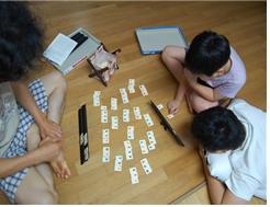 어린이들과 함께 게임을 하는 모습이예요.