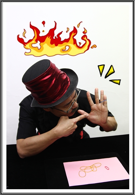 고무줄의 탄성을 이용한 마술로, 고무줄이 이동한 것처럼 보이지만 옆으로 이동한 것입니다. 고무줄을 손에 걸고 손을 펴주는 순간 고무줄은 옆으로 이동하게 되요. 고무줄이 늘어나기 때문에 가능한 마술이랍니다.