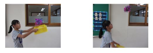 놀이방법 관련 사진입니다. 예시에 있는 것처럼 바구니로 제기를 쳐서 높이 올리는 사진입니다.