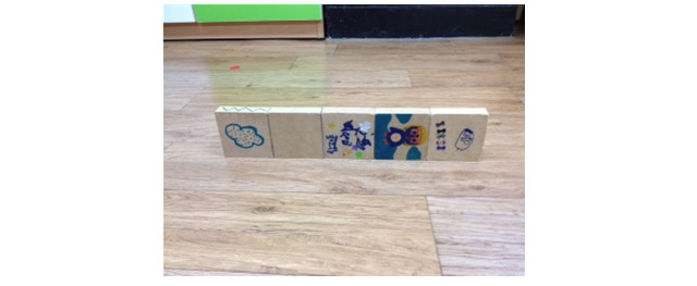 망들을 나란히 세워둔 모습