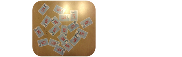 카드를 뒷면이 보이도록 바닥에 펼쳐놓은 모습