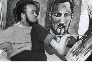 그림을 그리고 있는 크리스티 브라운의 실제 모습 