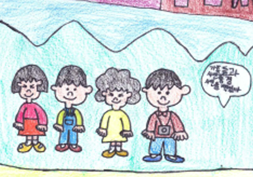 작가 STORY  
가족들과 나들이를 갔어요. 
가족 앨범을 봤어요. 앨범에는 엄마, 아빠, 여동생 우리 가족이 있었어요.
같이 가족 나들이를 가서 어깨동무하고 뒤에 풍격이 나오게 사진을 찍었어요.
가족들과 같이 놀러가서 기뻣어요