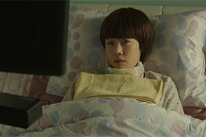 #3. 눈 하나만으로 얘기할 수 있죠? (2)
″잠수종과 나비″의 Baudy는 감금 증후군 (locked-in syndrome)으로, ″내 사랑 내 곁에″의 종우는 루게릭으로 인해 하루하루 사는 게 힘들었습니다. Baudy가 언어보드를 사용하여 표현한 첫 문장은 ‘나는 죽고 싶다.’, 종우는 자신을 죽여 달라며 ‘욕망이 늘 괴로움인 것을… 현실이 자꾸 날 꿈을 꾸게 만든다. 차라리 꿈에서 깨지 마라 다오…’ 화면 가득히 모니터에 한자 한자 힘들게 오타를 내며 적습니다. 여기서 두 주인공은 각기 다른 보조기기로 의사표현을 합니다. 한 명은 로우 테크놀로지 (low-technology) 보조기기인 언어보드로, 한 명은 하이 테크놀로지 (high-technology) 보조기기인 안구 마우스로. 
 * 사진출처 : 영화 ″내 사랑 내 곁에″ 속 장면 캡쳐 (안구마우스와 화상키보드 사용 장면)
안구 마우스와 함께 사용한 것은 화상키보드. Windows7 이상부터는 화상키보드 기능이 있어서 마우스만 있으면 화상키보드를 이용하여 타이핑을 할 수 있습니다. 안구 마우스는 눈의 움직임이 마우스 커서를 대신하고, 깜빡임이 클릭을 대신합니다. 커서의 속도 등은 이용자들에게 맞춰서 사용할 수 있습니다. 단, 이 기기는 눈의 피로도가 쌓일 수 있기 때문에 적절한 휴식 시간과 함께 병행되어야 원활하게 사용할 수 있겠습니다.
드라마 ″일리 있는 사랑″에서 무용수였던 장희수 (최여진 분) 역시 안구마우스를 활용하여 TV 시청하는 장면이 나옵니다. 4~5초 정도. 사실 이 장면은 극중 줄거리에 영향을 미칠만한 결정적 장면은 아니기 때문에, 많은 사람들은 안구 마우스를 사용했는지조차 알 수 없을 것입니다. 그래도 제게 있어서, 눈을 깜빡이며 TV를 시청하고 있는 장희수의 모습은 여운을 남깁니다.
* 사진출처 : 드라마 ″일리 있는 사랑″ 속 장면 캡쳐 (아이캔 안구마우스 사용 장면)
아이캔 플러스는 모니터에 연결하는 박스 형태로 직접 몸에 착용하는 도구가 아니라서 사용자에게 전혀 부담이 없는 제품입니다. 모니터와 연결하고 사용자의 눈에 맞게 한 번만 설정하면 그 다음부터 모니터를 보면서 자유롭게 글을 쓰거나 컴퓨터를 이용할 수 있다고 하네요. 눈동자의 움직임으로 마우스 포인터가 이동하고 특정 아이콘, 폴더, 링크를 1초 동안 바라보거나 눈을 깜빡이는 것으로 클릭과 스크롤링 등을 실행하는 방식입니다. 
(출처 : 경기도재활공학서비스연구지원센터 홈페이지)