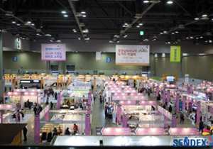 두 번째, 시니어 리빙& 복지박람회
(SENDEX - Senior & People with Disability Expo)입니다.
2008년부터 매년 11월 초 쯤 고양시 킨텍스에서 열리고 있으며 올해는 11월 9일부터 11월 11일(3일간)에 개최하였습니다.
2~3년 전까지는 다수의 보조공학 관련 기관, 업체 등이 참여를 통해 최신 장애인 보조기기의 정보를 쉽게 얻을 수 있었으며 관람객 들이 체험 직접 체험을 할 수 있어 보조기기에 친근하게 다가갈 수 있었습니다. 또한 보조공학 관련 국제 세미나도 매년 새로운 주제로 진행이 되었었습니다.
최근에는, 노인인구가 전체 인구의 14%정도를 차지하는 만큼 중장년에 비중을 두어 작년부터는 중장년&시니어 일자리 박람회와 동시 개최가 되면서, 보조공학분야와 더불어 고령친화 복지용구 및 건강식품, 한방, 의료기기, 운동기 등의 스마트 에이징으로 트랜드가 바뀌고 있습니다.
내년 SENDEX는 2018년 11월 8일~10일에 고양시 킨텍스에서 개최될 예정이라고 합니다.
출처 : SENDEX 블로그