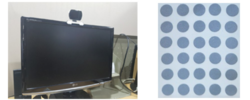 하이테크놀로지 보조기기 ? 헤드마우스(1)
 서울시동남보조기기센터 
 헤드마우스는 경추 손상 등으로 사지를 사용하기 어려워 일반마우스나 키보드 접근이 불가능한 지체/뇌병변 장애인이 사용가능한 특수마우스이다. 하지만 똑같이 목 아래로 움직임이 불가능한 사람이라 해도 적용 가능한 헤드마우스에는 차이가 있다. 헤드마우스를 조작하기 위해 고려해야 할 사항은 크게 3가지로 나뉜다.
첫째, 머리를 안정적으로 조정할 수 있는가이다. 경련, 투렛증후군, 간질, 머리의 불수의적 떨림 등이 있는 사람에게는 적합하지 않다.
둘째, 입 또는 입술을 안정적으로 조정할 수 있는가이다. 입으로 물거나 입술을 터치하여 사용가능한 기기들이 있다.
셋째, 불기, 빨기 등의 호흡이 가능한가이다. 일부 헤드마우스는 호흡을 통해 조작하여야 한다.
위 3가지 사항을 고려하여 적합한 헤드마우스를 찾아보자. 
1. 스마트나브4 AT
스마트나브 본체를 모니터에 고정시키고, 사용자의 이마, 코, 안경 등에 Dot(반사스티커)를 부착하여 머리의 움직임을 통해 마우스 포인터를 컨트롤 할 수 있는 특수 마우스이다. 빛 반사에 민감하므로 사용 시 주변에 빛을 반사시킬만한 요인을 제거해야 한다. 사진1. 스마트나브적용사진(좌), Dot(우)
(출처 서울시동남보조기기센터)
2. 큐하조노 마우스
큐하조노 마우스는 두가지 방식으로 거치하여 사용할 수 있다. 첫 번째는 머리 뒤쪽에서 귀에 거는 방식의 거치대에 호흡스위치(접촉 방식)를 연결하는 방식이다. 두번째는 헤드셋 방식의 거치대에 센토(비접촉 방식)를 연결하는 방식이다. 거치한 다음 머리의 움직임으로 마우스 포인터를 컨트롤하고 호흡(불기)으로 클릭이 가능한 특수 마우스이다. 센토 연결 시 바람에 민감하므로 실외나 바람이 있는 곳에서는 사용이 어렵다. 무선으로 사용 가능하며 태블릿, 휴대폰에서도 사용 가능하다. 거치대로 인해 와상환자가 사용하기에는 적합하지 않다.
사진2. 호흡스위치(좌), 센토연결모습(우) (출처 http://www.carelifemall.co.kr/)