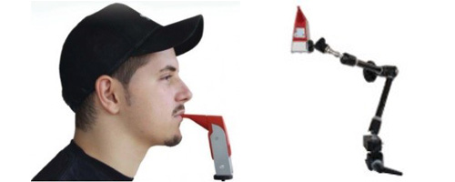 1. 립스틱마우스
                상하지를 사용하기 어려운 장애인 중에서도 머리의 움직임이 제한적인 장애인을 위한 특수 마우스로서 호흡이 아닌 팁의 위, 아랫면을 입술로 물거나 터치하여 마우스 포인터를 컨트롤하고 클릭 등을 할 수 있다. 사용환경에 거치할 마운트조립 시 USB 케이블이 아래방향으로 내려가도록 조립해야하며 휠체어 등 움직임이 있는 곳에서 마운트와 함께 사용하면 부상의 위험이 있다.
사진3. 립스틱마우스
2. 인테그라마우스
머리의 움직임으로 컨트롤하는 방식이 아니라 마우스피스를 입으로 물고 입술의 약간의 움직임만으로 마우스 포인터를 조절하고 호흡으로 클릭 등이 가능한 특수 마우스이다. 침을 많이 흘리는 사람에겐 적합하지 않으며 정기적인 소독이 필요하고 휠체어 등 움직임이 있는 곳에서 마운트와 함께 사용하면 부상의 위험이 있다.
사진4. 인테그라마우스
3. 안경마우스
블루투스 연결방식으로 얼굴에 안경처럼 착용하여 머리의 움직임으로 마우스 포인터를 컨트롤하고 마우스피스를 입으로 물어 클릭이 가능한 특수마우스이다. 태블릿, 휴대폰에도 사용 가능하며 다른 특수마우스에 비해 가격이 저렴한 편이다. 평소에 안경을 착용하는 사람에게는 불편하며 자석 근처에 두지 않아야한다.
사진5. 안경마우스